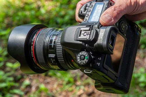 Einen Online Kurs erstellen kannst du oft auch ohne teure Technik wie diese DSLR Kamera